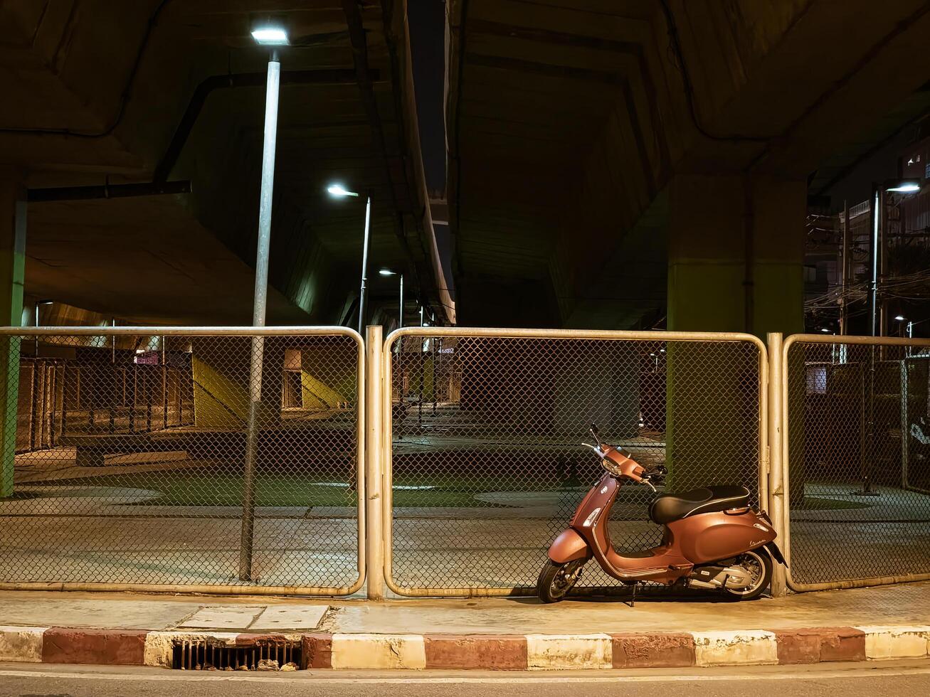 bangkok, Tailandia octubre 07, 2023 vespa estacionado en el acera a noche. vespa es un italiano lujo marca de scooters, estaba fundado en 23 abril 1946. foto