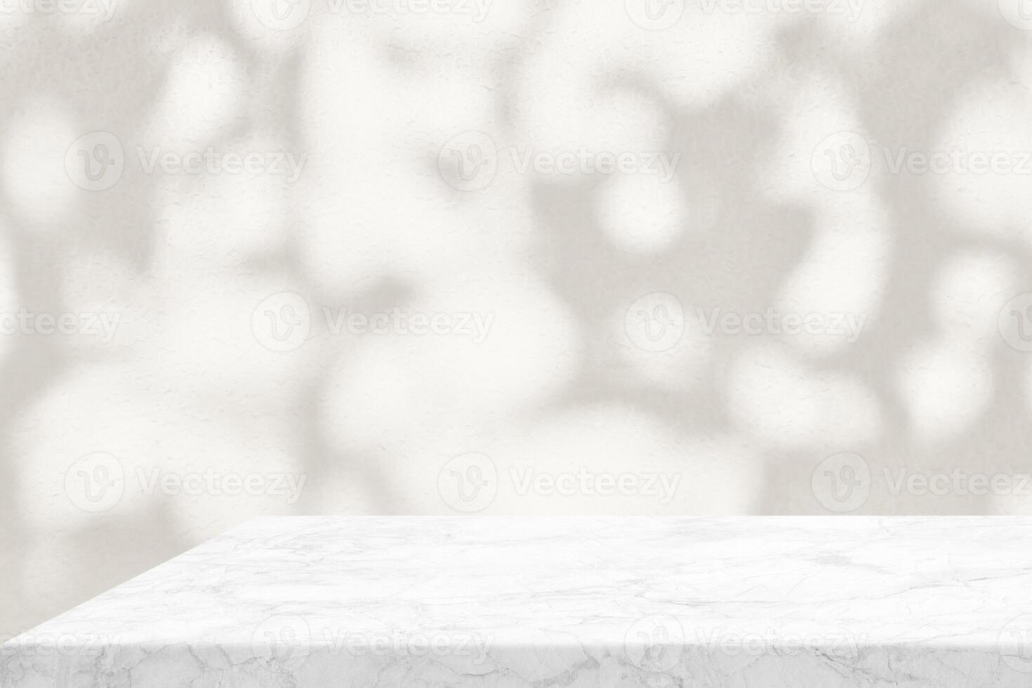 blanco mármol mesa esquina con ligero haz, sombra, y destacar en hormigón pared antecedentes en conjunto vela champán color tono, adecuado para producto presentación fondo, mostrar, y burlarse de arriba. foto