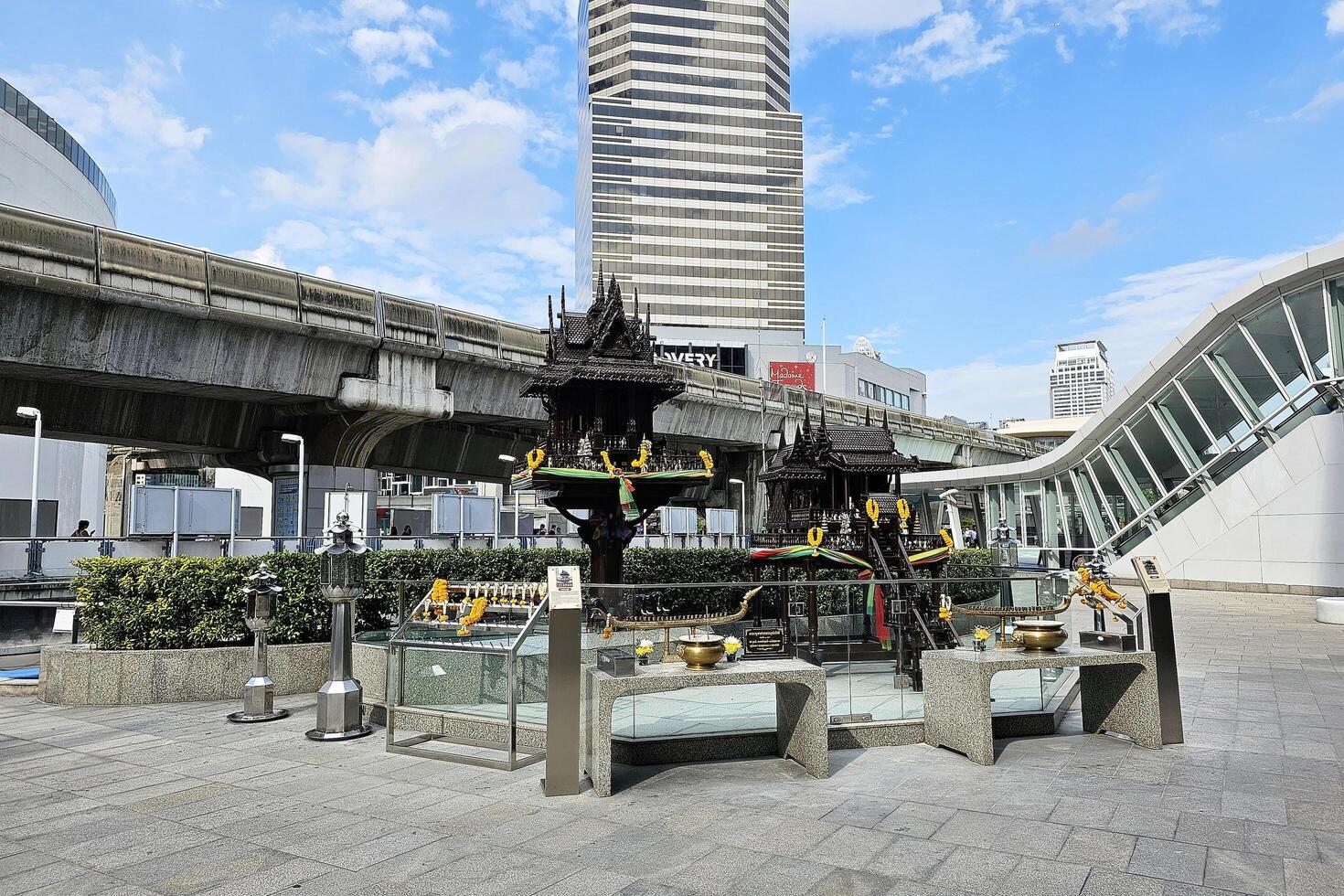 bangkok, Tailandia agosto 23, 2023 espíritu casa en frente de mbk centrar edificio. mbk centrar es el mas grande compras centro comercial en Asia. eso estaba abrió en 1985. foto