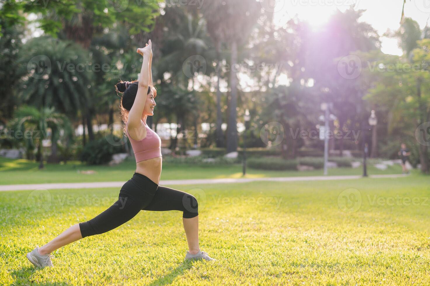 concepto de bienestar y bien siendo ajuste 30s joven asiático mujer persona que practica jogging en rosado ropa de deporte estiramientos músculos en parque antes de correr. sano al aire libre estilo de vida con esta aptitud corredor niña en un público parque. foto