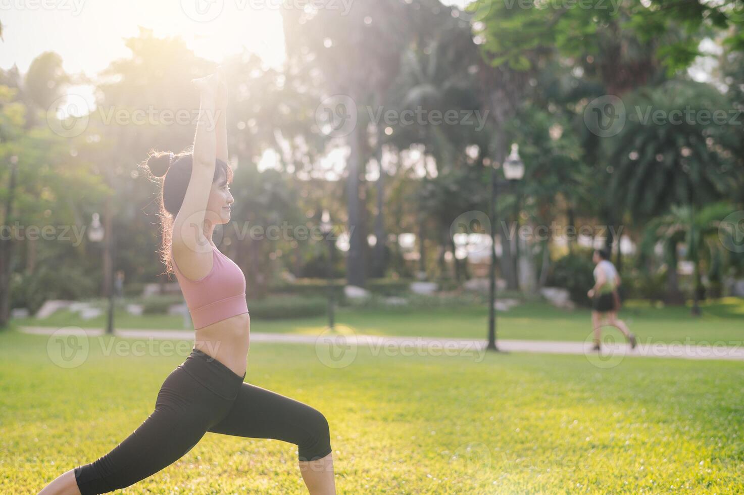 concepto de bienestar y bien siendo ajuste 30s joven asiático mujer persona que practica jogging en rosado ropa de deporte estiramientos músculos en parque antes de correr. sano al aire libre estilo de vida con esta aptitud corredor niña en un público parque. foto