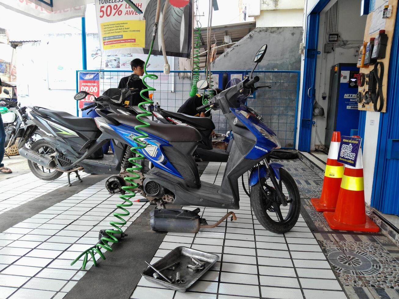 a motorcycle is sitting on the ground photo