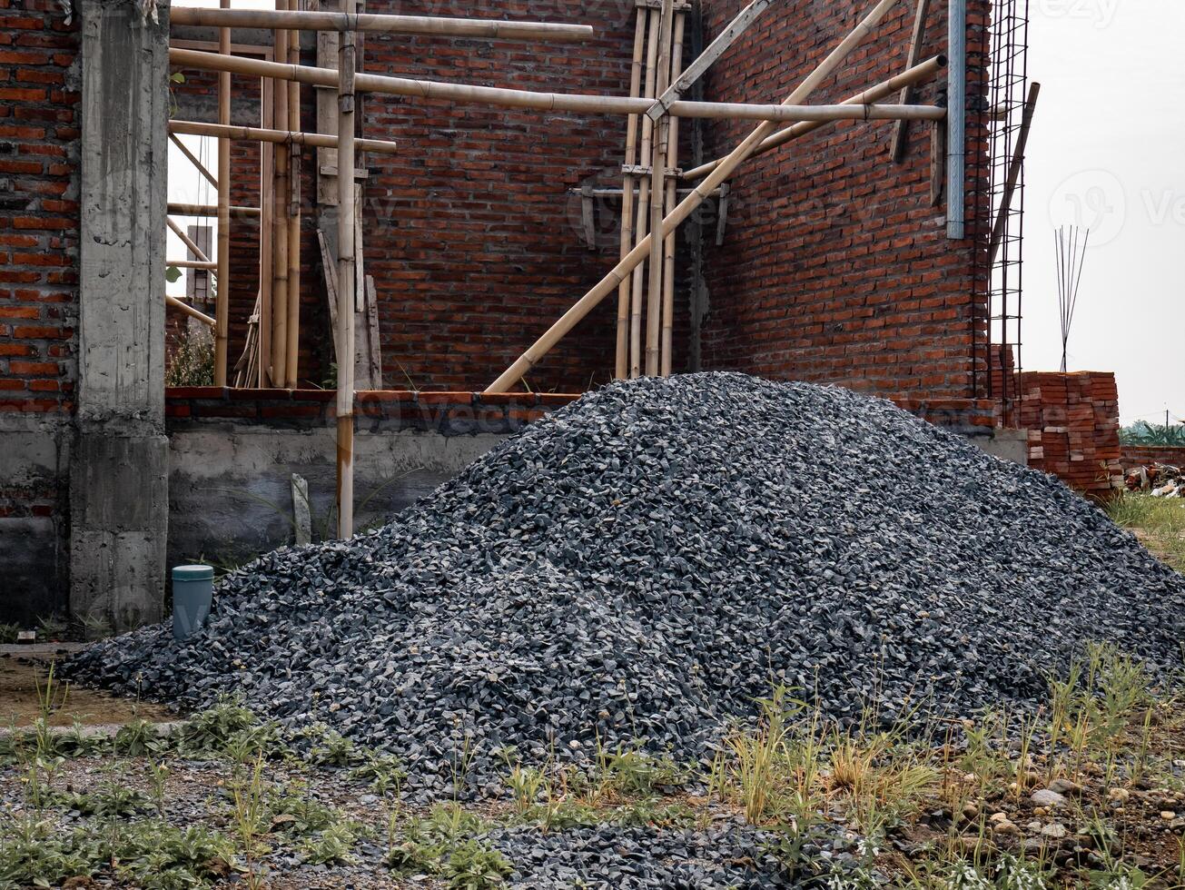 un pila de edificio grava apilado arriba en frente de construcción sitio foto