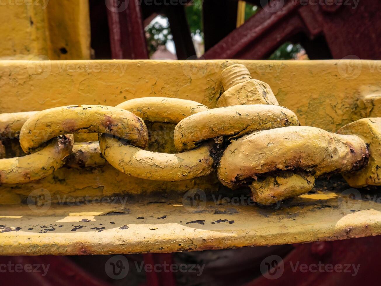 el cadena es adjunto a un antiguo máquina en monitor y pintado amarillo foto