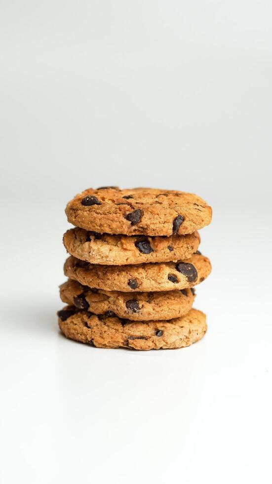 chocolate chip galletas en un blanco antecedentes foto