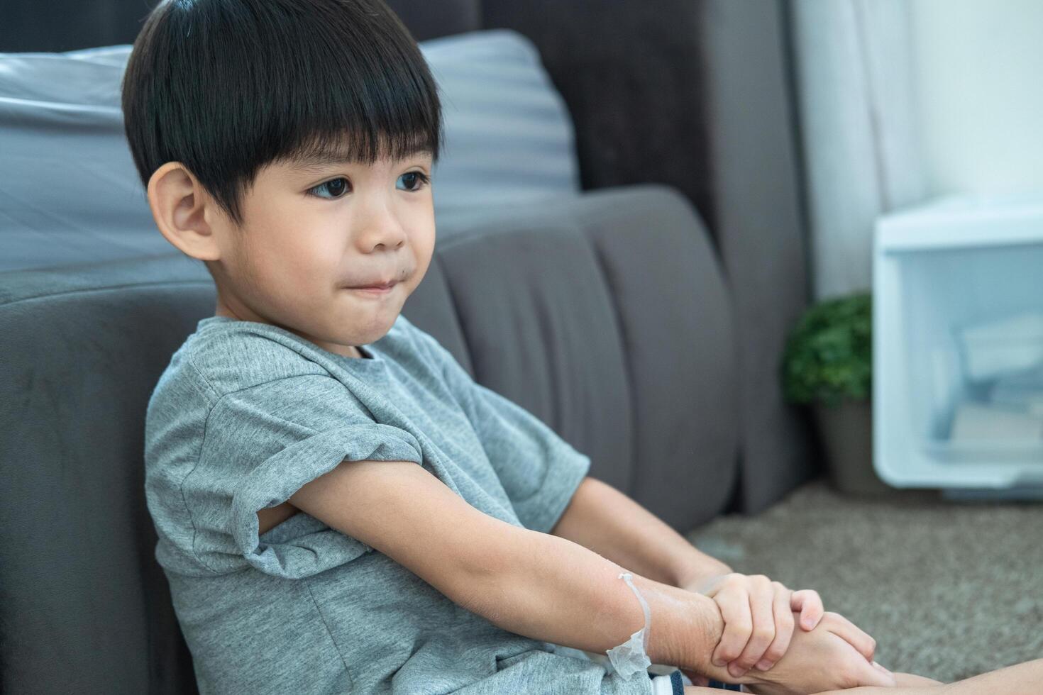 pequeño asiático Niños manos peladura apagado seco piel en su brazo. piel problemas. foto