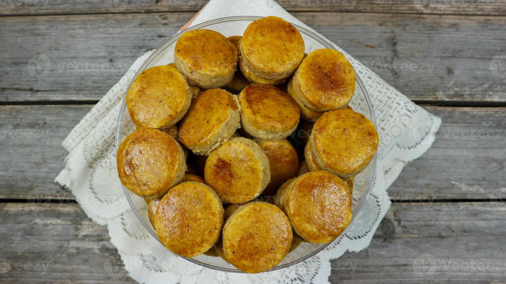 kue kacang o maní mantequilla galletas, hecho en casa galletas para eid mubarak. maní pastel o kue kacang es un comida ese es a menudo servido en Días festivos o en eid al-fitr en Indonesia país. foto