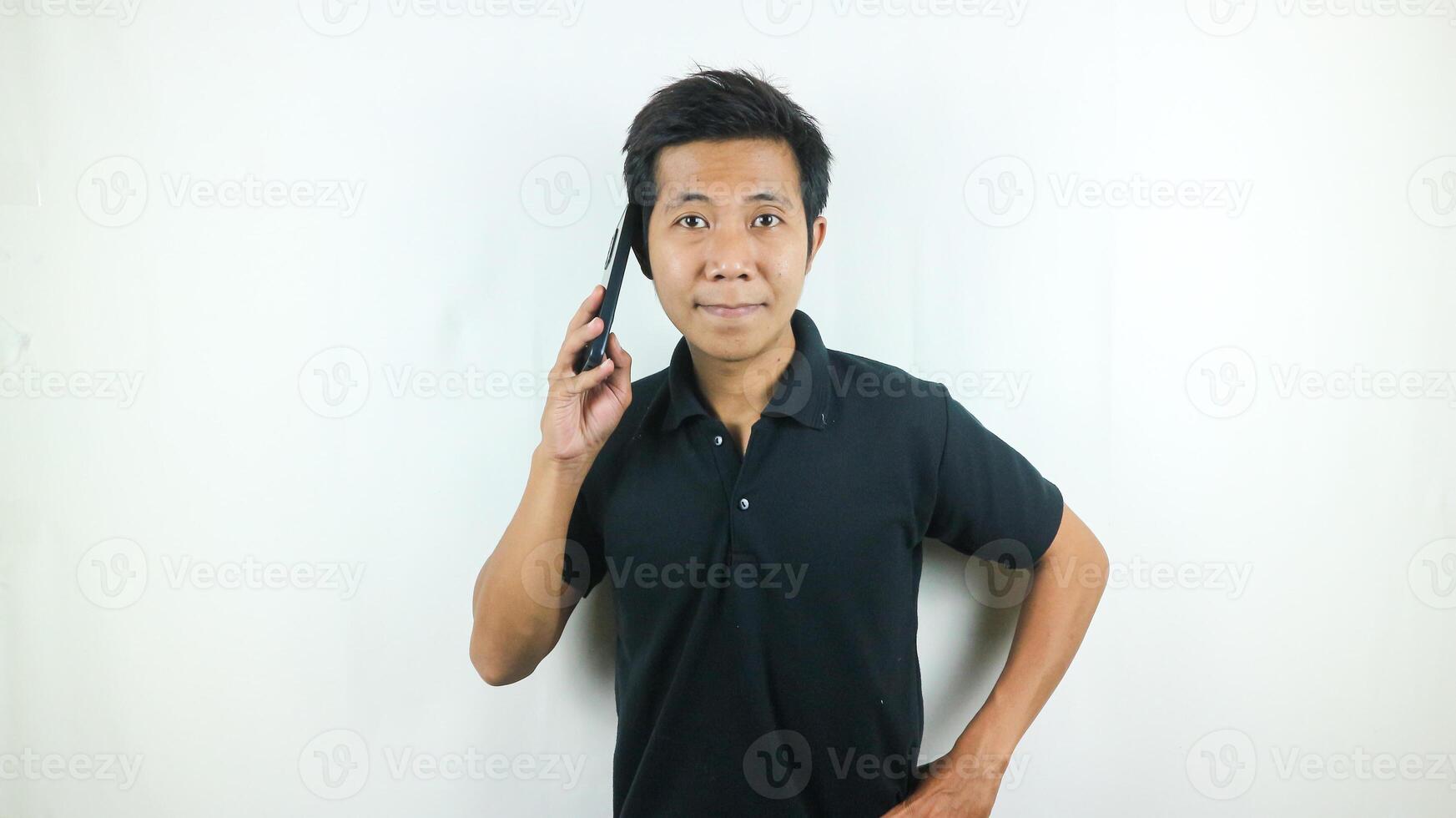 sonriente asiático hombre hablando en un móvil teléfono aislado en blanco antecedentes. foto