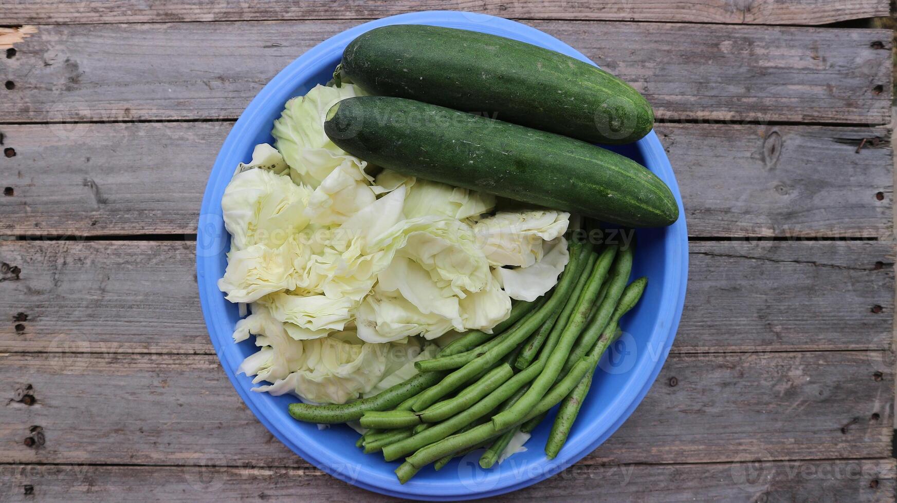 repollo, verde frijoles y pepinos para vegetarianos aislado en gris antecedentes. foto