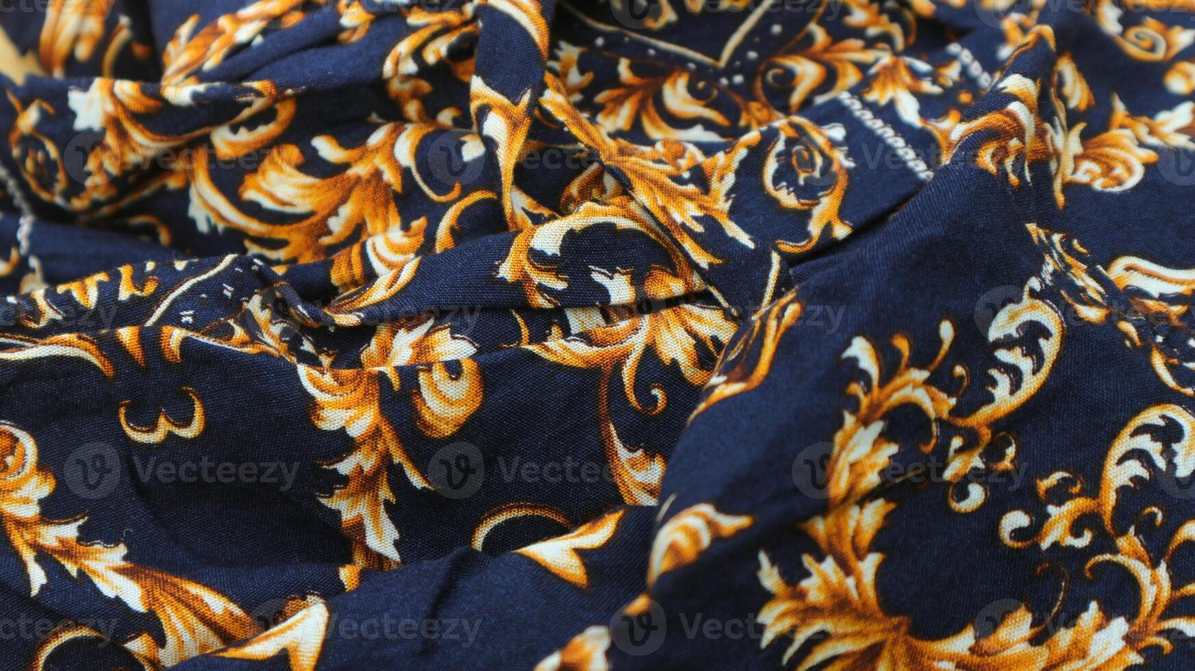 un tradicional indonesio tela, a saber batik paño cuales tiene único y diferente patrones y imagen motivos para cada región. cultural tema fotos, típico de Asia. foto