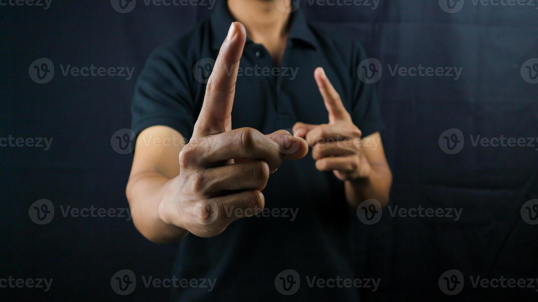 un negocio del hombre dedo señalando, como Si en advertencia. empresario gesto enojado con su obrero. firmar enojado. foto