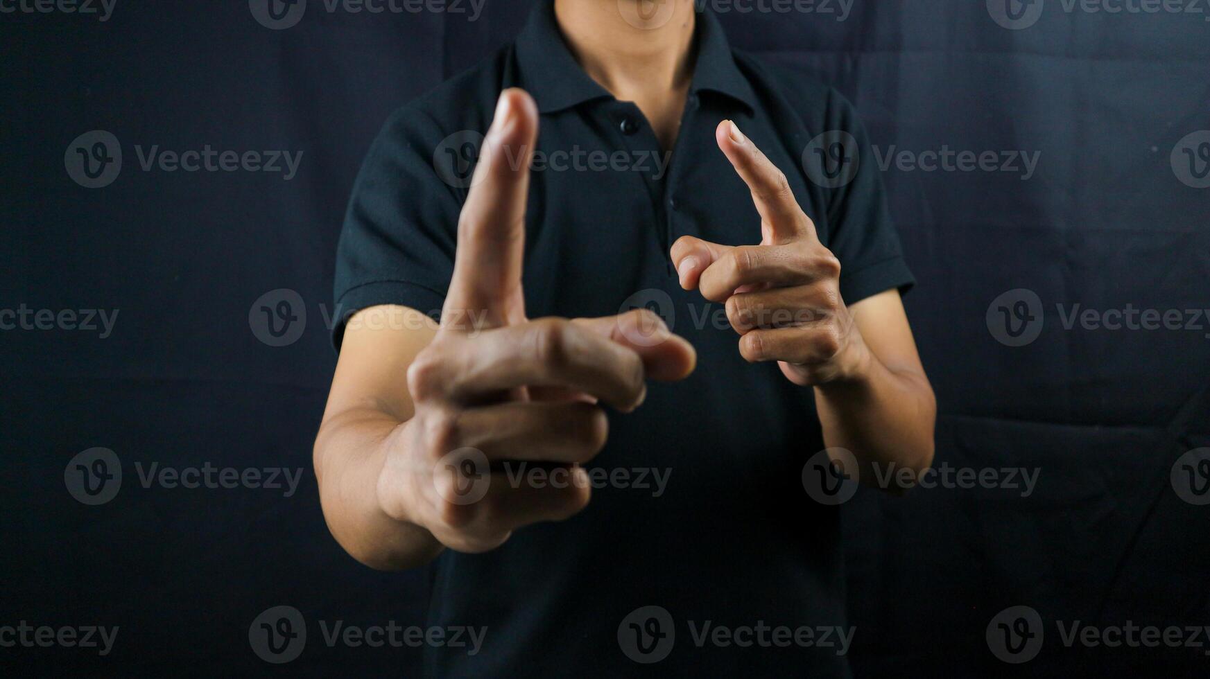 un negocio del hombre dedo señalando, como Si en advertencia. empresario gesto enojado con su obrero. firmar enojado. foto