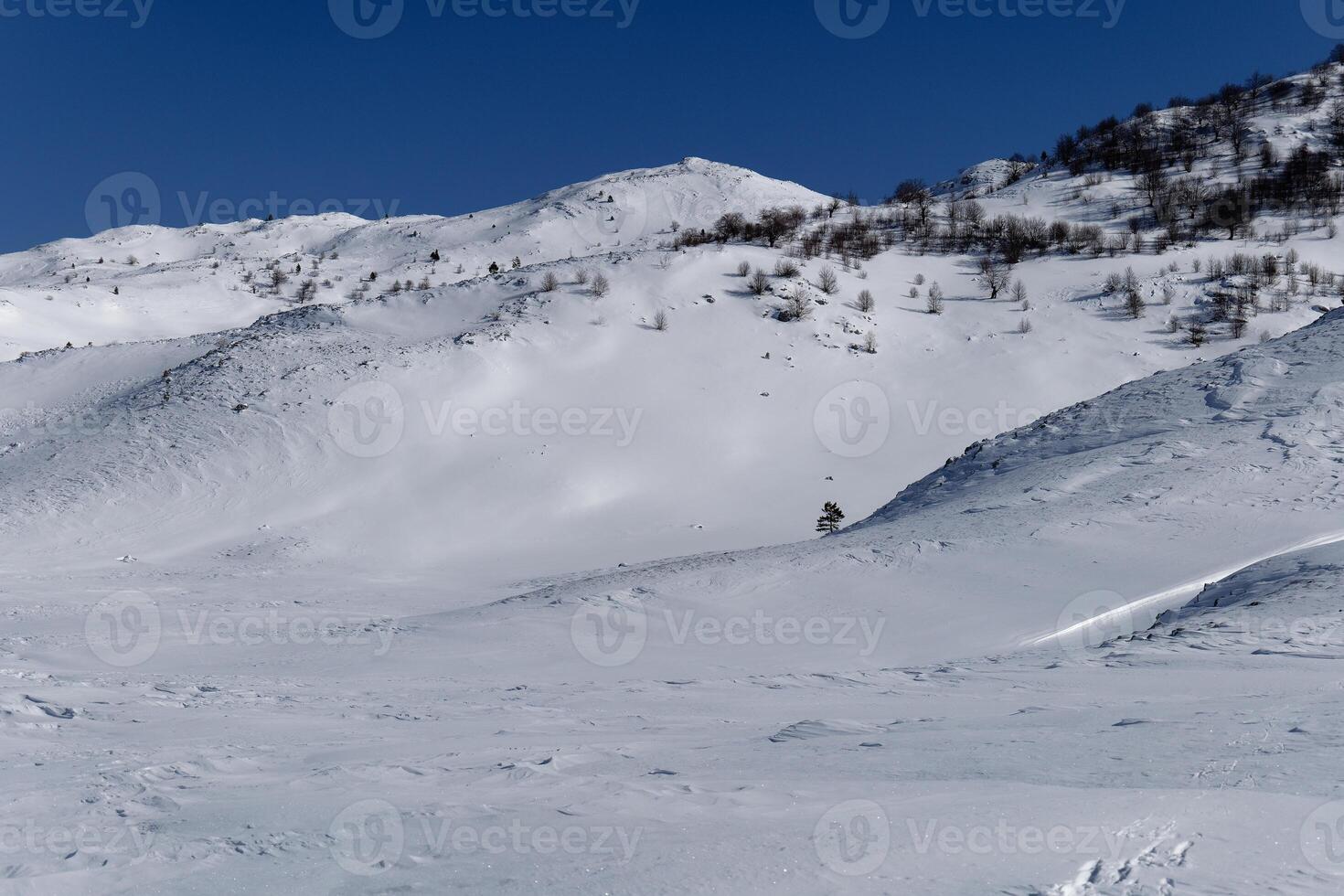 ver un hermosa montaña rango con nieve durante invierno. foto