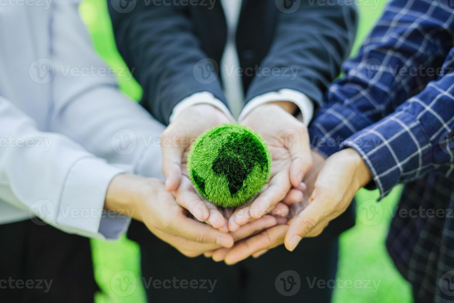 negocio trabajo en equipo, participación tierra en manos. reduciendo global calentamiento ambiente día colaborar a crear verde negocio y csr preservación en el futuro. cooperación para sustentabilidad salvar mundo foto