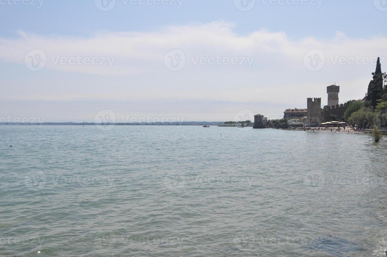 castello scaligero trad. castillo de scala en sirmione foto