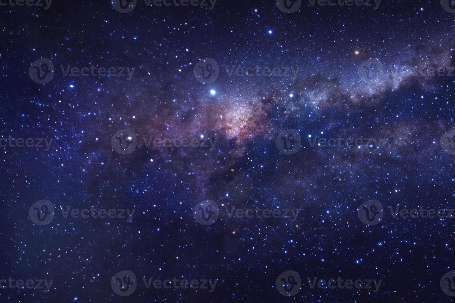 galaxia vía láctea con estrellas y polvo espacial en el universo, fotografía de larga exposición, con grano. foto