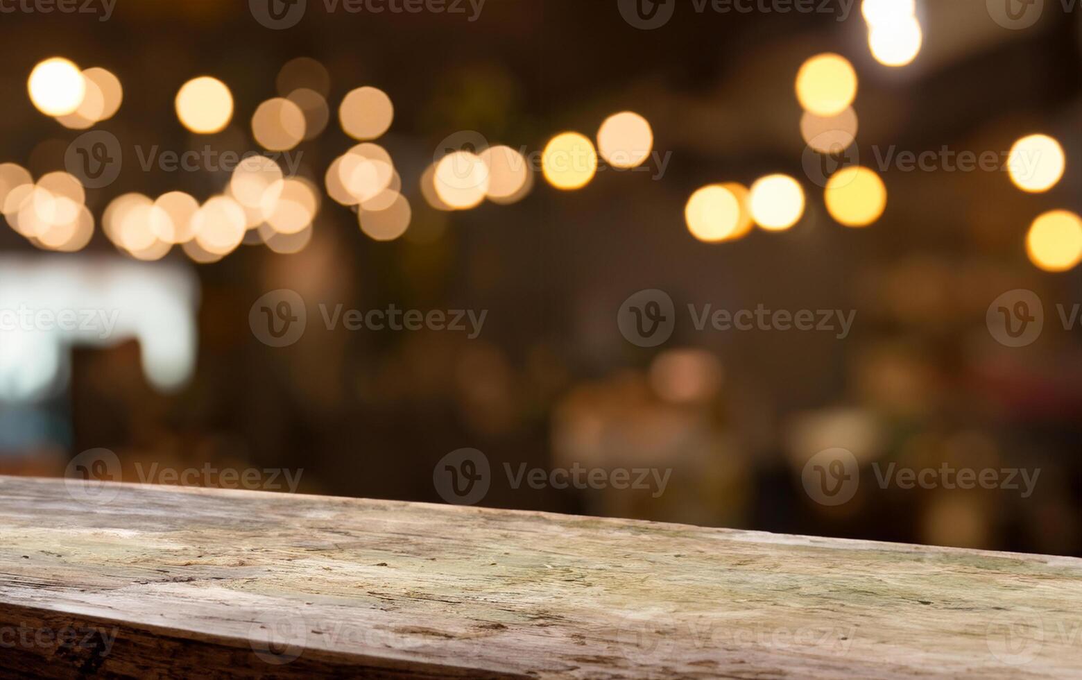 vacío madera mesa parte superior en difuminar ligero oro bokeh de café restaurante en oscuro antecedentes foto