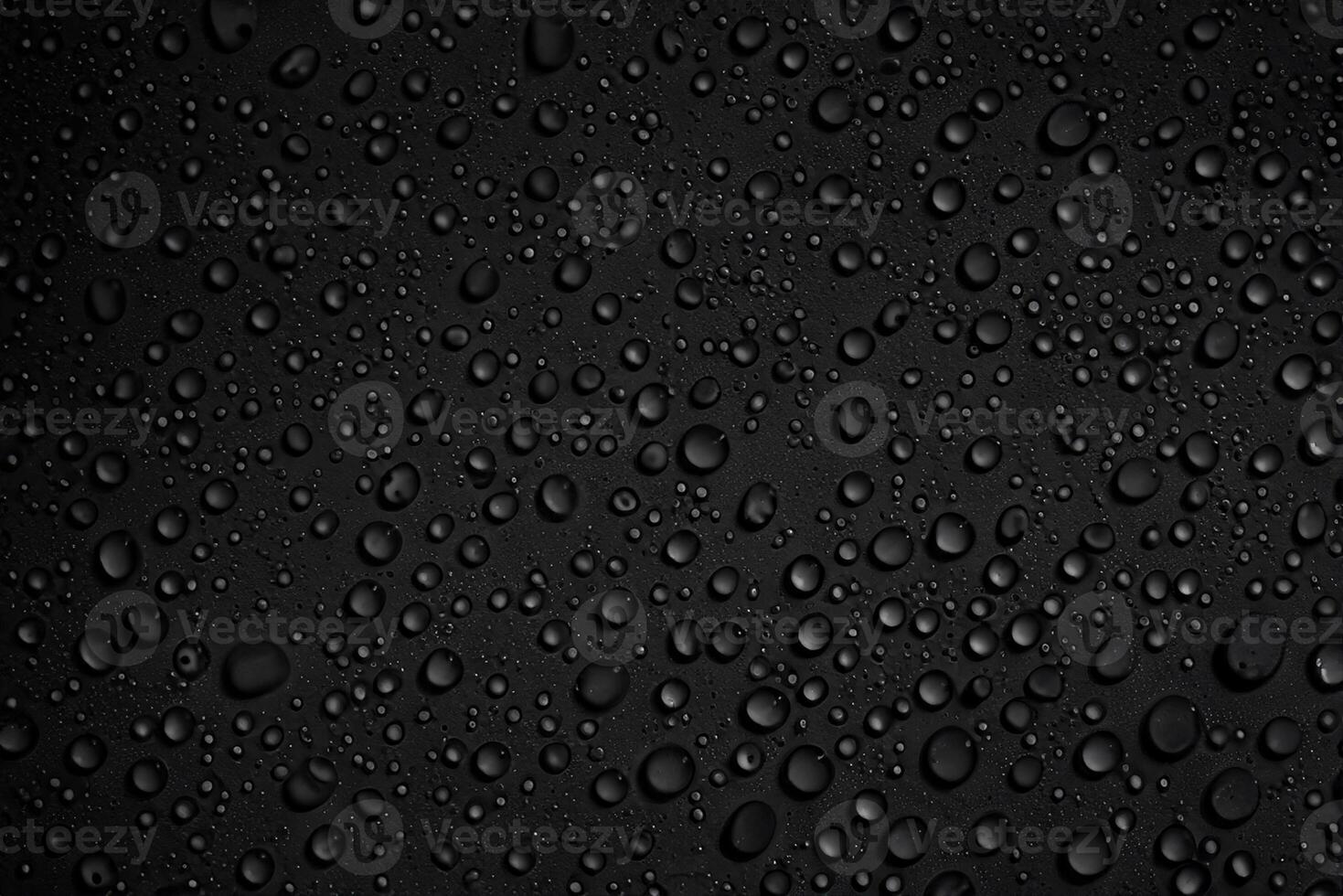 gotas de agua sobre fondo negro foto