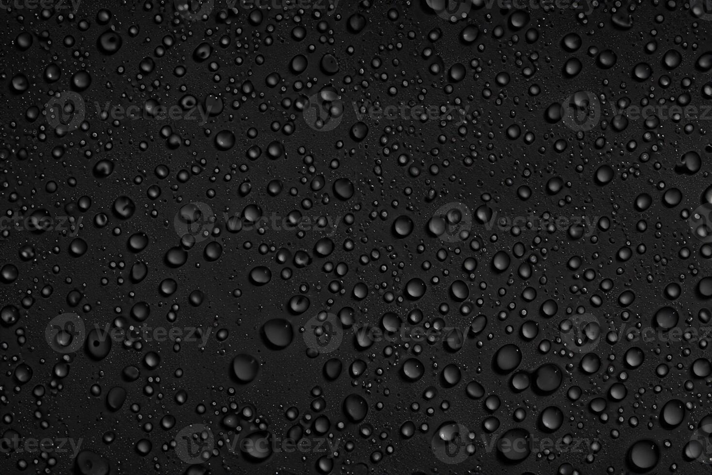 gotas de agua sobre fondo negro foto