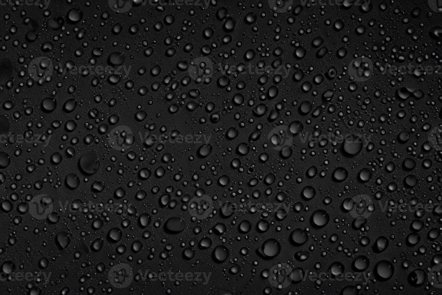 gotas de agua sobre fondo negro foto