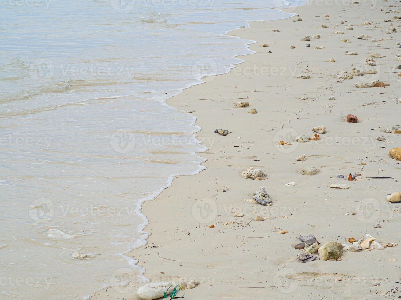 hermosa suave blanco burbuja de mar ola en el playa a phuket, Tailandia foto