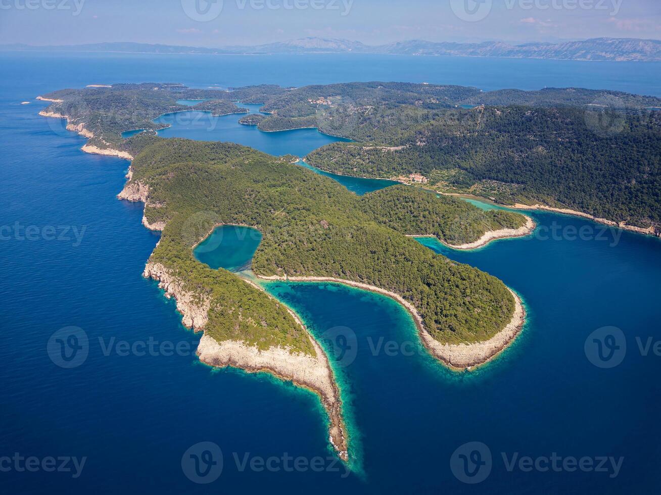 ver de mljet isla en Croacia. el nacional parque cubre el occidental parte de el isla, cuales muchos considerar como el más seductor en el adriático, lleno de lozano y variado Mediterráneo vegetación foto