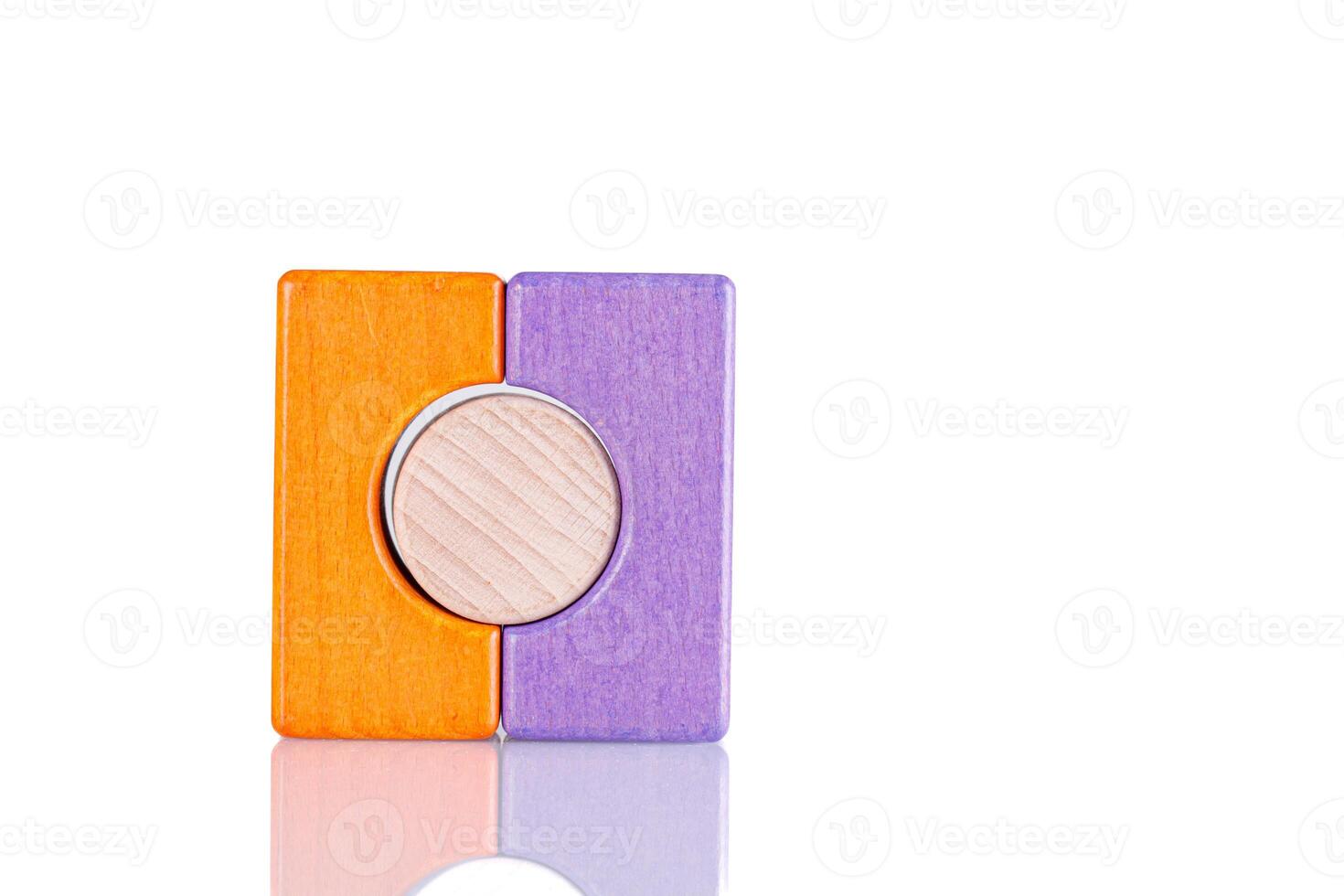 de madera figurilla de púrpura y naranja color en un blanco antecedentes foto