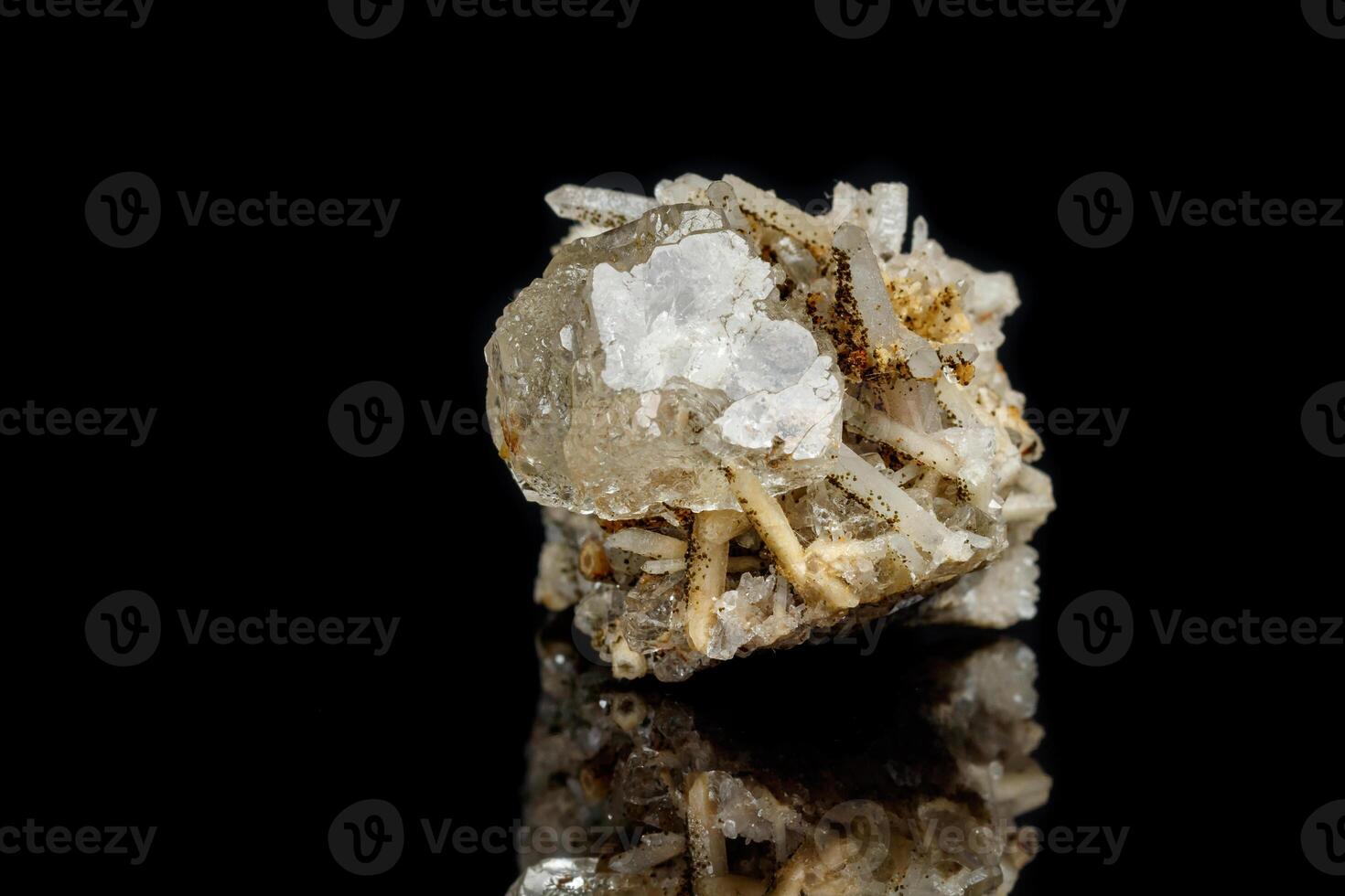 fluorita de piedra mineral macro con cuarzo contra fondo negro foto