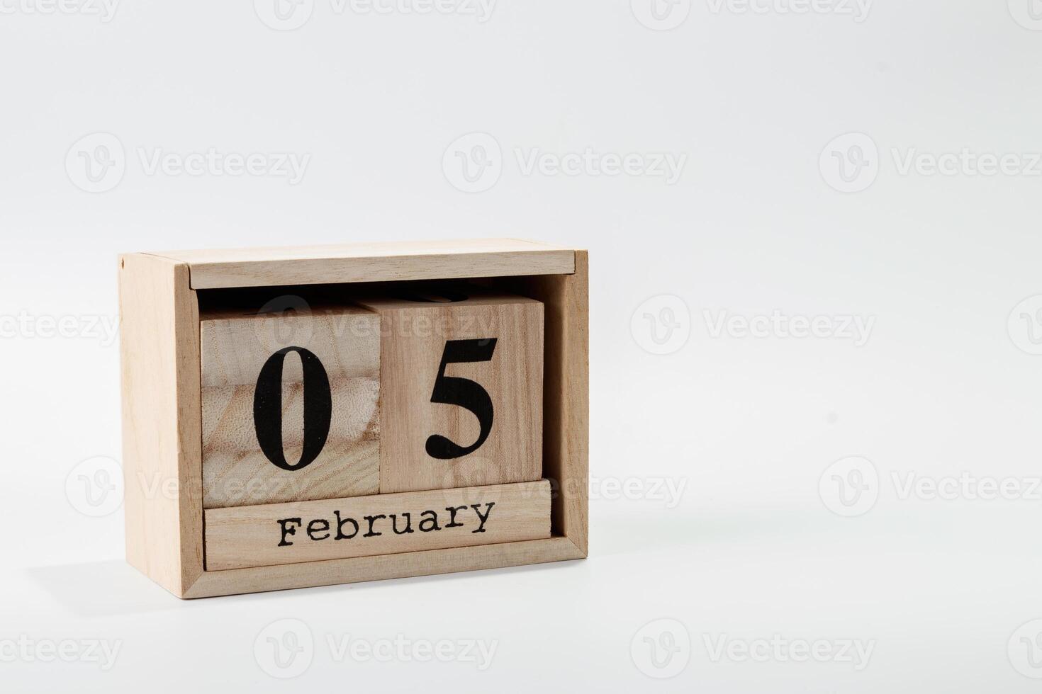 de madera calendario febrero 05 en un blanco antecedentes foto