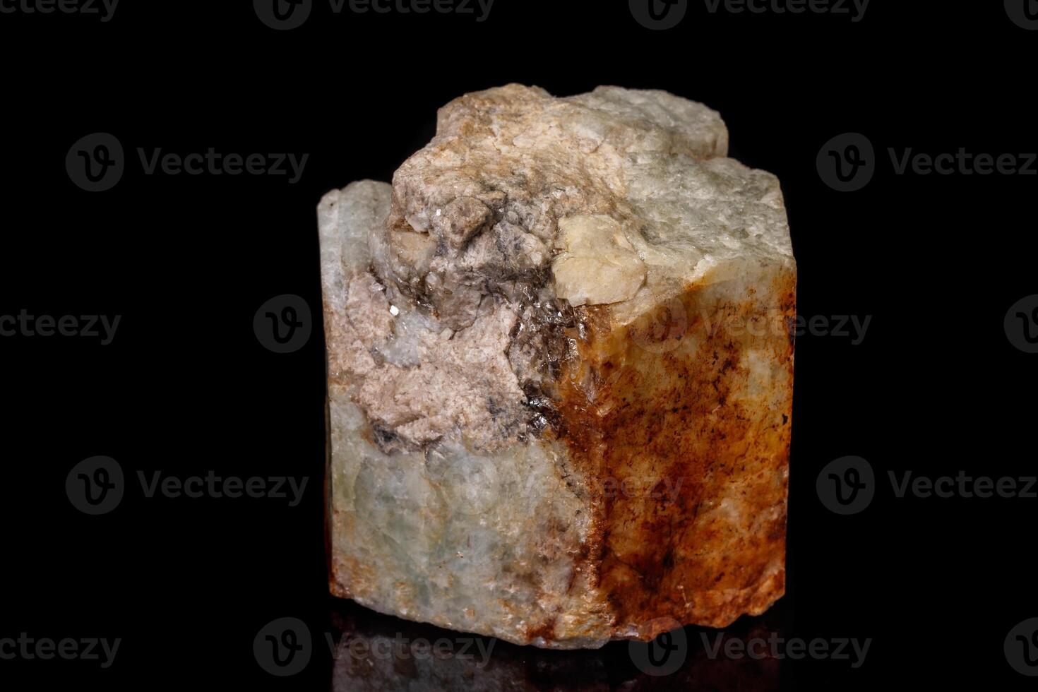 macro mineral Roca topacio en un negro antecedentes foto