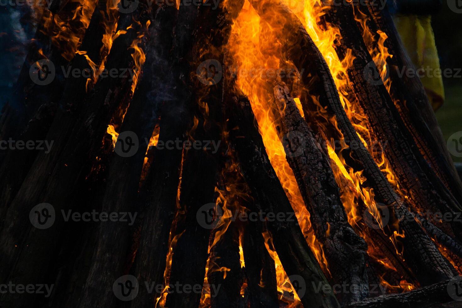 hermosa fuego llamas en un hoguera foto