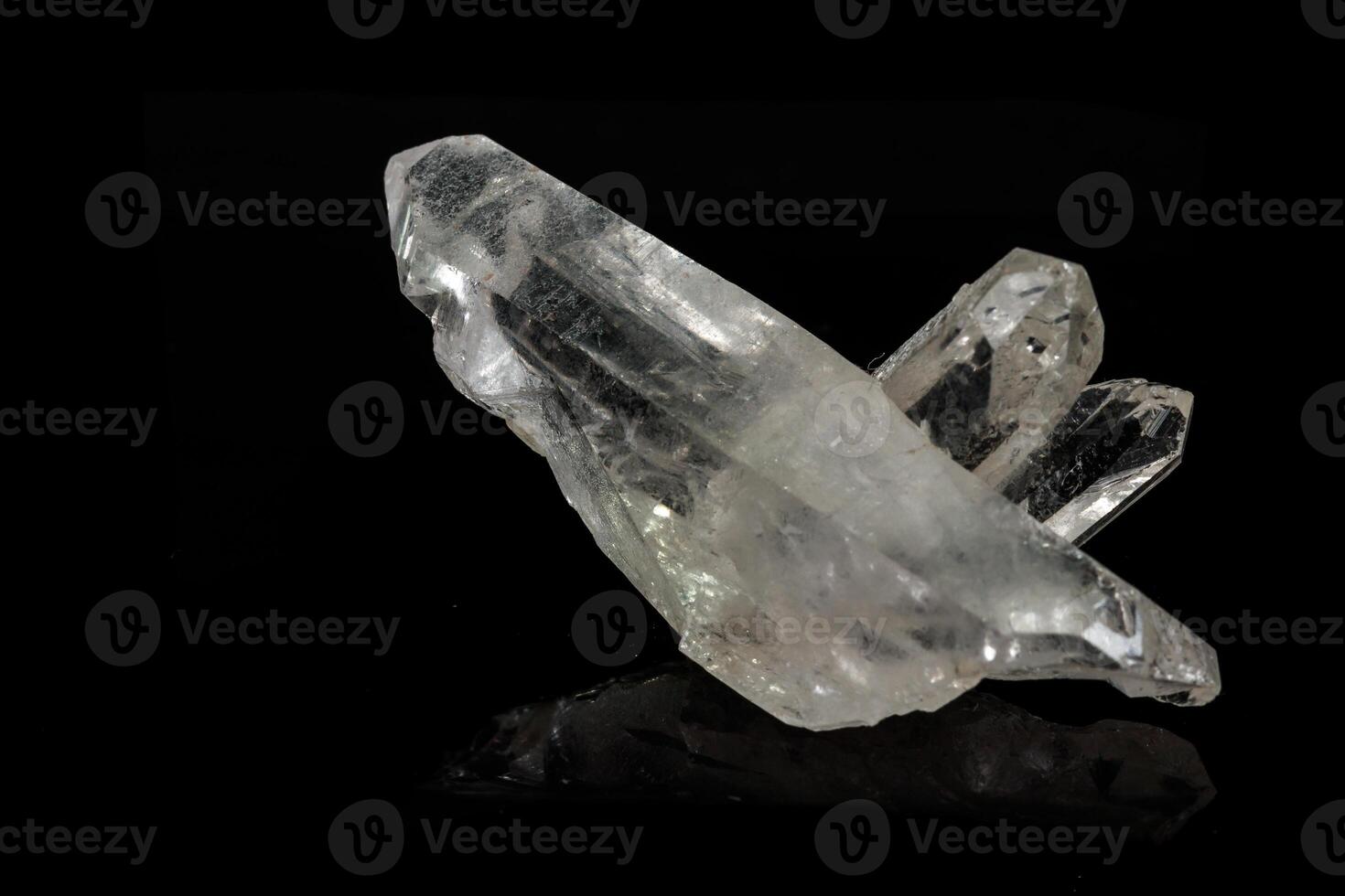 macro mineral Roca diamante de imitación, rock cristal en un negro antecedentes foto