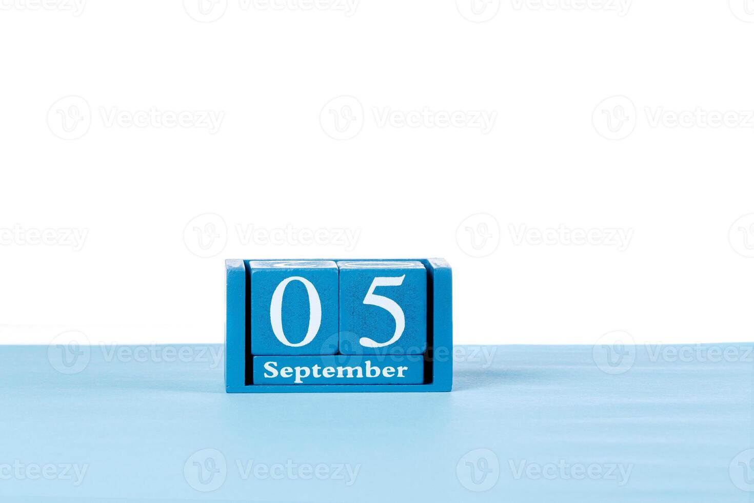 de madera calendario septiembre 05 en un blanco antecedentes foto
