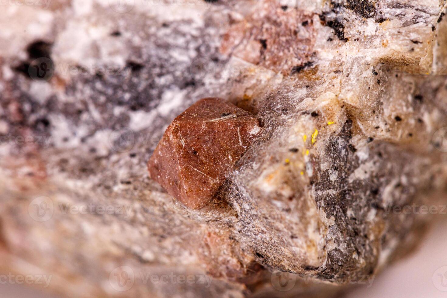 macro Roca circón mineral en blanco antecedentes foto