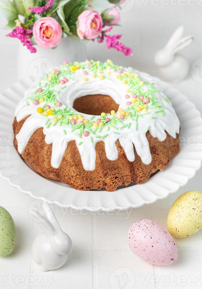 Pascua de Resurrección bundt pastel con Pascua de Resurrección huevos foto