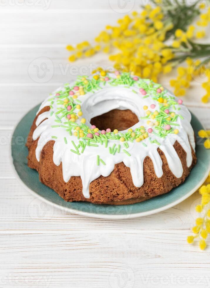 Pascua de Resurrección bundt pastel con Pascua de Resurrección huevos foto