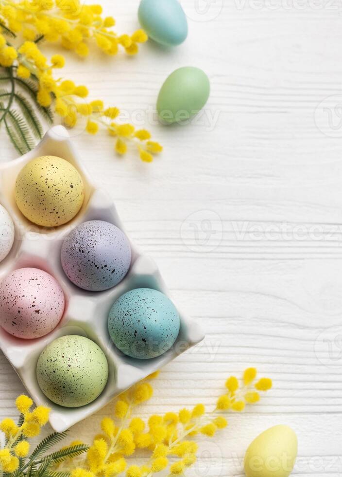 vistoso Pascua de Resurrección huevos y mimosa flores en de madera mesa. foto