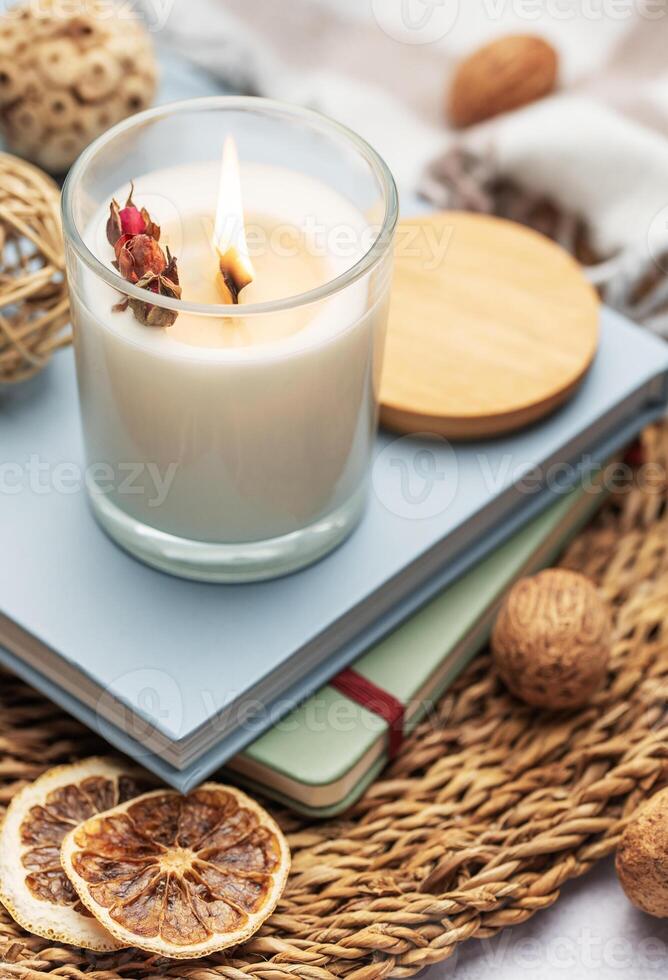 aromático vela en el mesa. foto