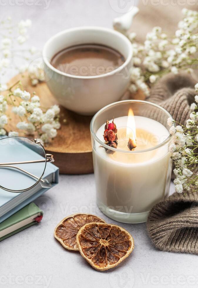 aromático vela en el mesa. foto