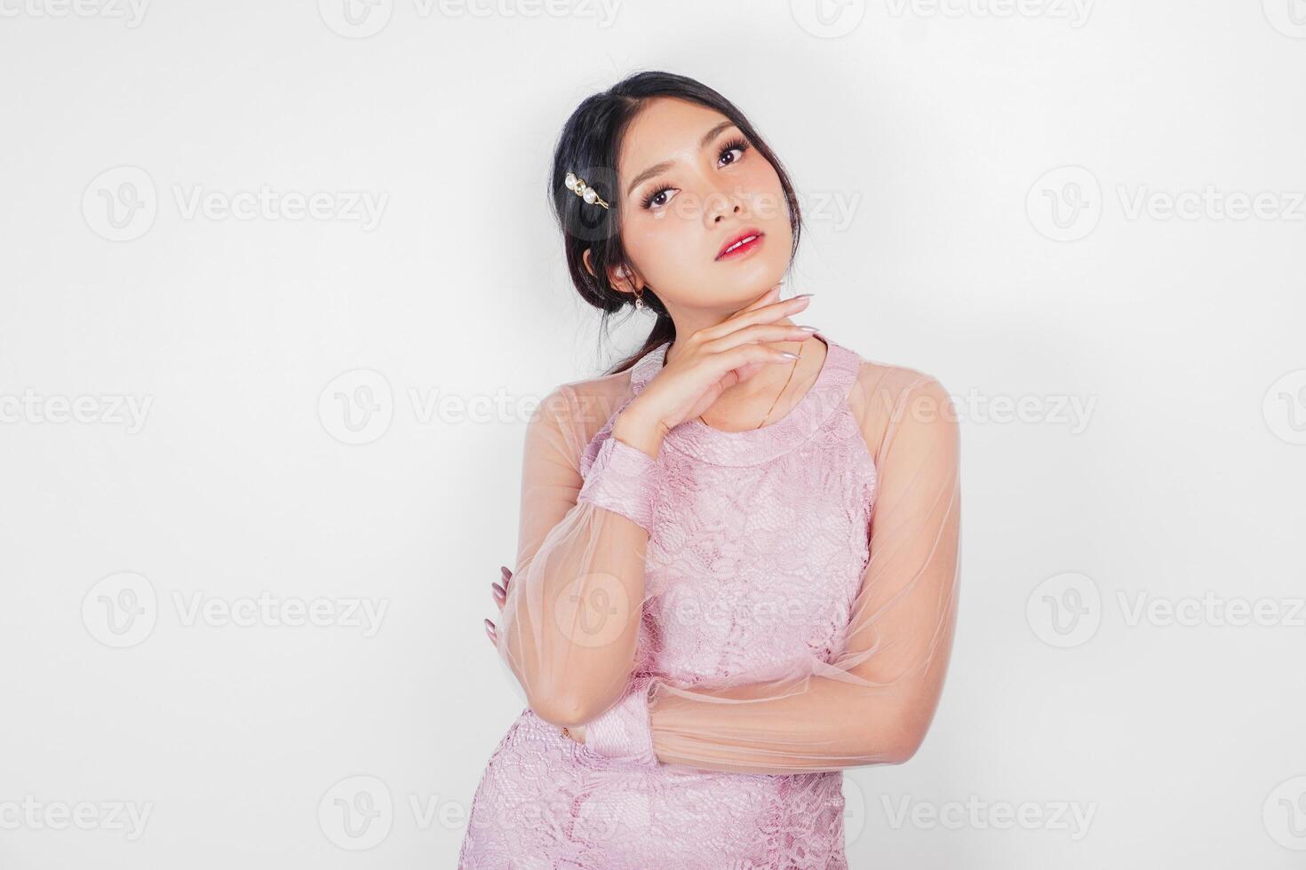 retrato de un joven hermosa asiático mujer vistiendo un rosado vestido, belleza disparar concepto foto