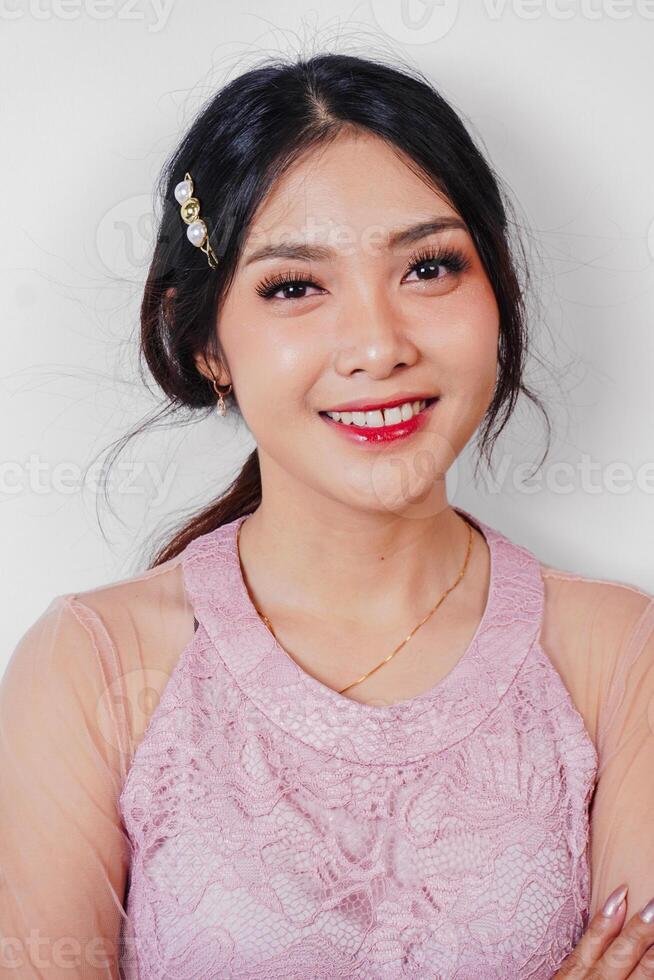retrato de un joven hermosa asiático mujer vistiendo un rosado vestido, belleza disparar concepto foto