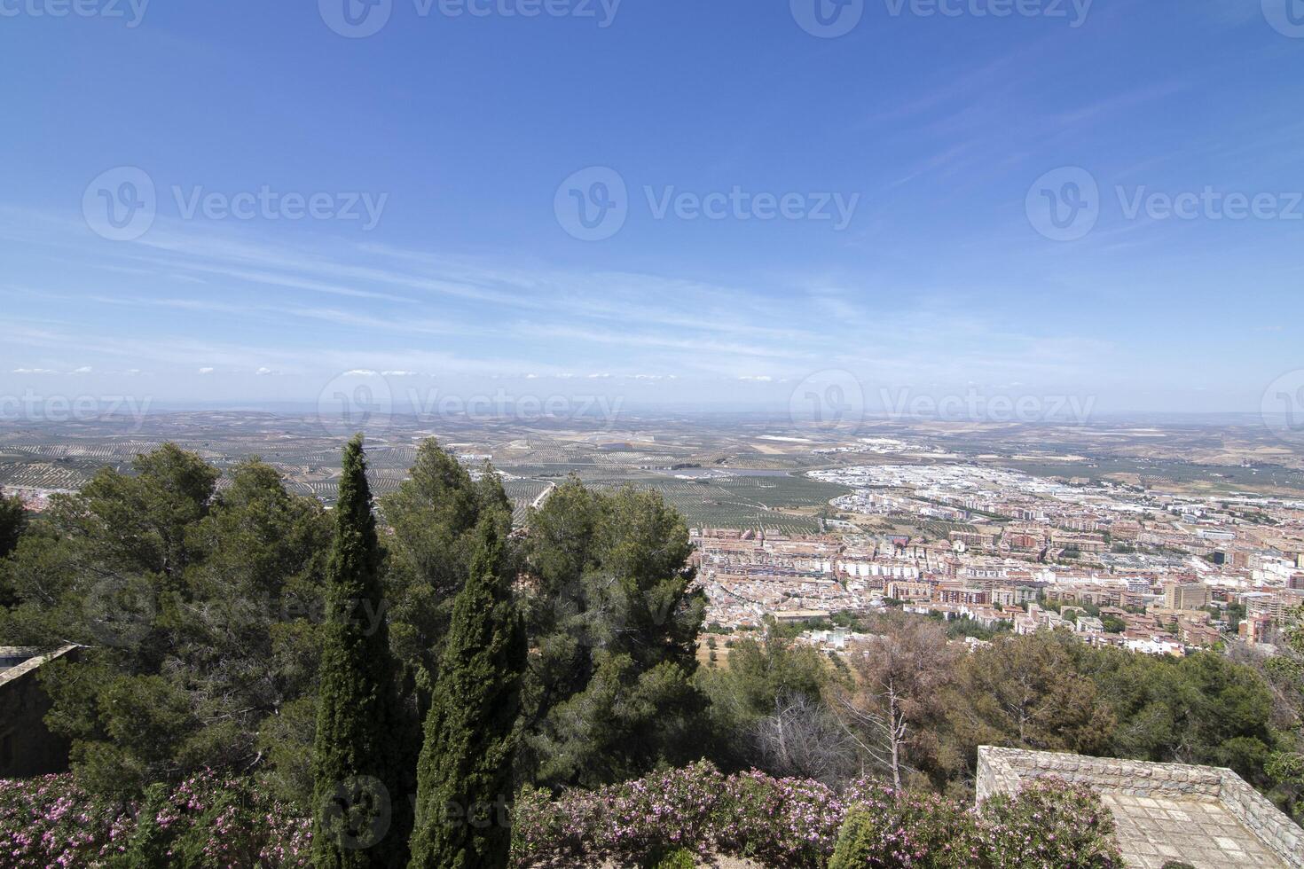 rutas alrededor Papa Noel catalina castillo en jaén, España. magnífico puntos de vista a el parte superior de el Papa Noel catalina colina. foto