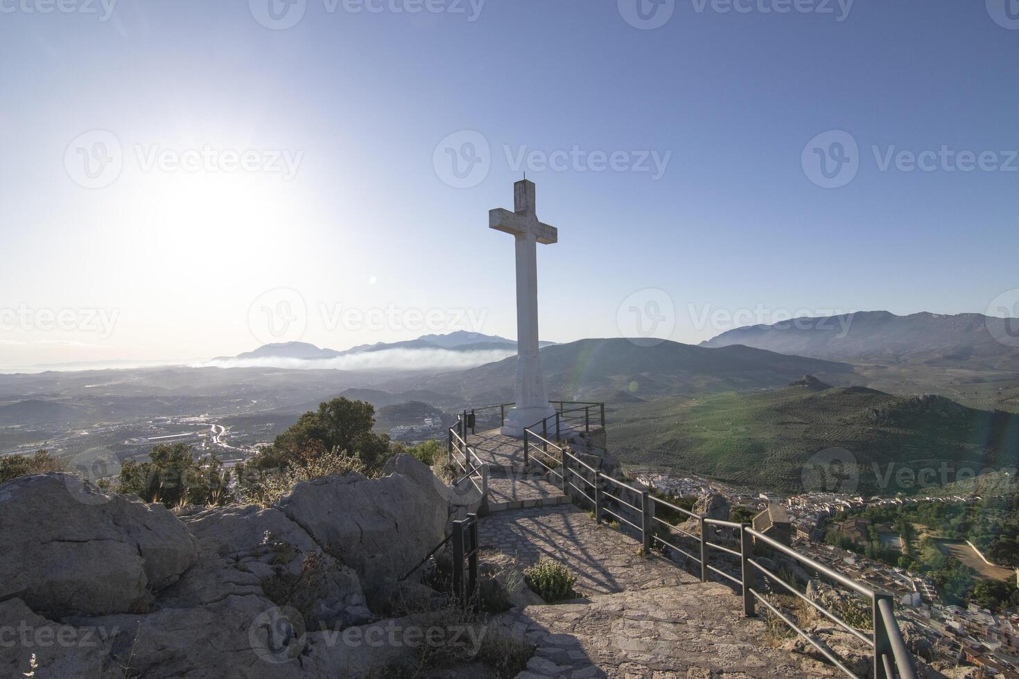 el cruzar de el castillo de Papa Noel catalina. eso es un interesante punto de vista con un cruzar desde cuales lata ver el todo ciudad de jaen y sus alrededores. foto