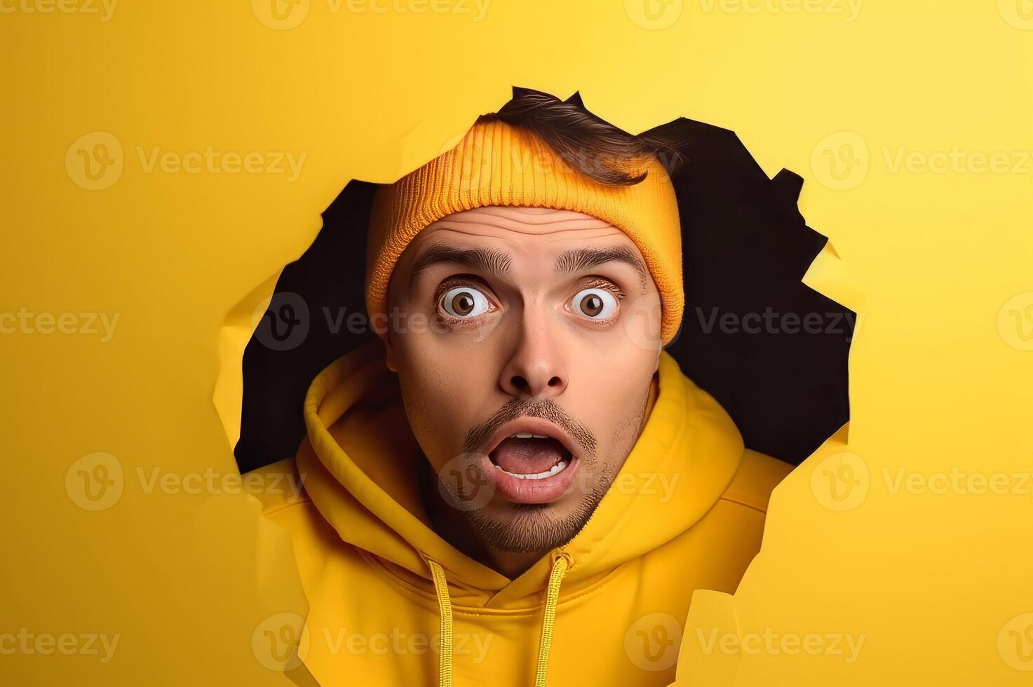 ai generado asombrado hombre con abierto boca mirando en amarillo pared agujero. generar ai foto