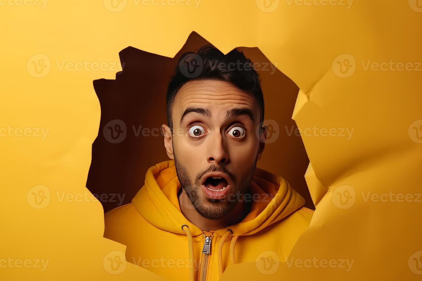 ai generado asombrado asustado hombre mirando en amarillo pared brecha. generar ai foto