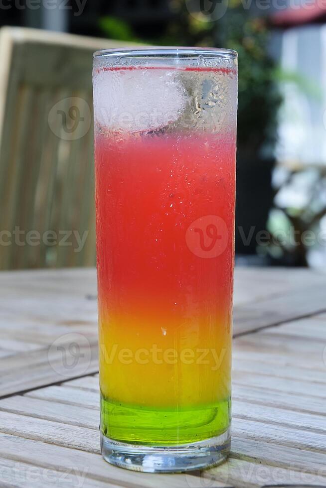 un vaso de arco iris soda foto
