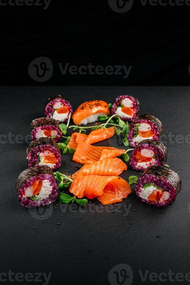 elegancia Satisface sabor como Sushi variedades tomar su sitio en un negro fondo, atractivo conocedores a participar en un visual y gustativo banquete a restaurante foto