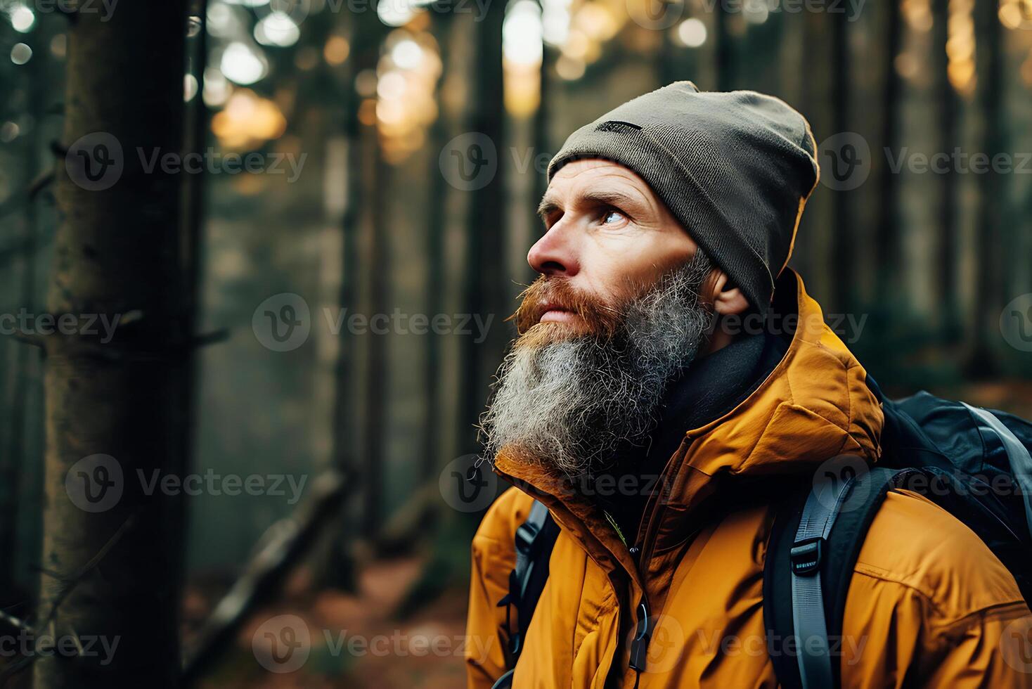 ai generado bosque vagabundo. un hombre va excursionismo solo en el bosque foto