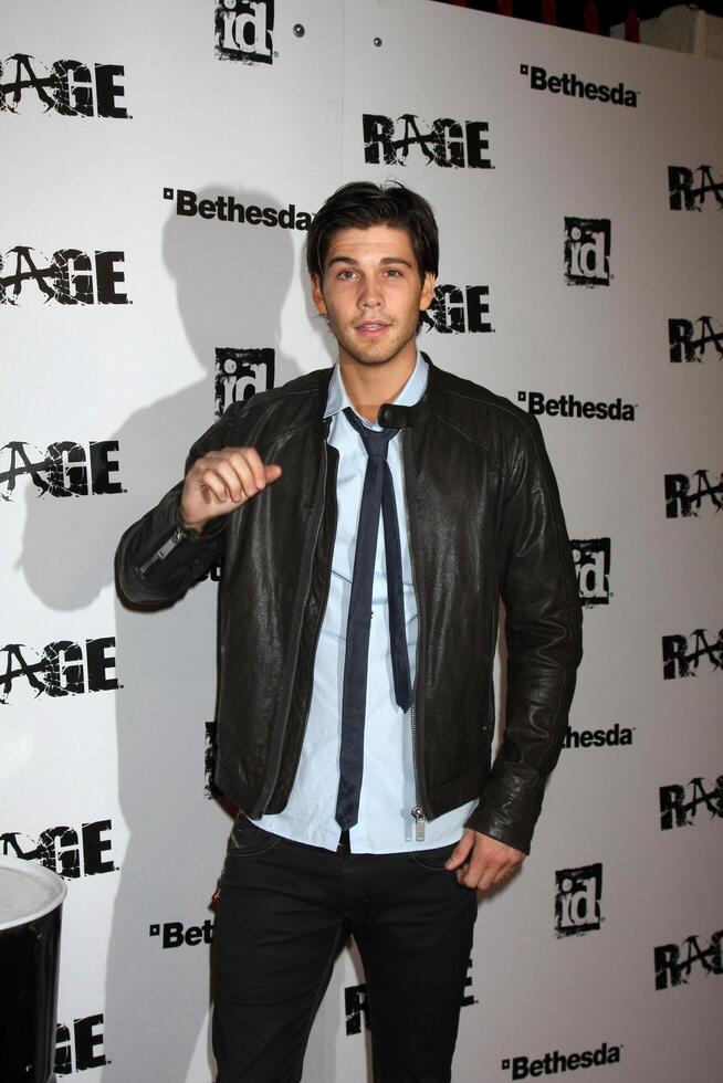 los angeles - sept 30 casey Deidrick llegando a el rabia juego lanzamiento a el barrios chinos histórico central plaza en septiembre 30, 2011 en los ángeles, California foto