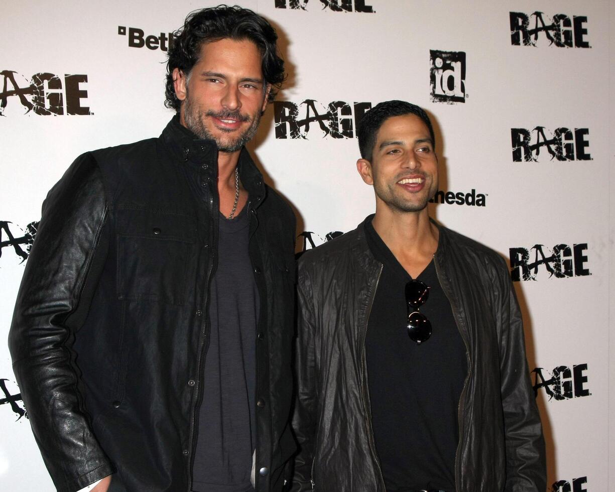 los angeles - sept 30 Joe manganiello, Adán rodríguez llegando a el rabia juego lanzamiento a el barrios chinos histórico central plaza en septiembre 30, 2011 en los ángeles, California foto